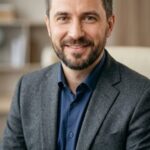 Улыбающийся клиент компании 3970 OK, подтверждающий прозрачность условий отыгрыша стратегий VIP Baccarat